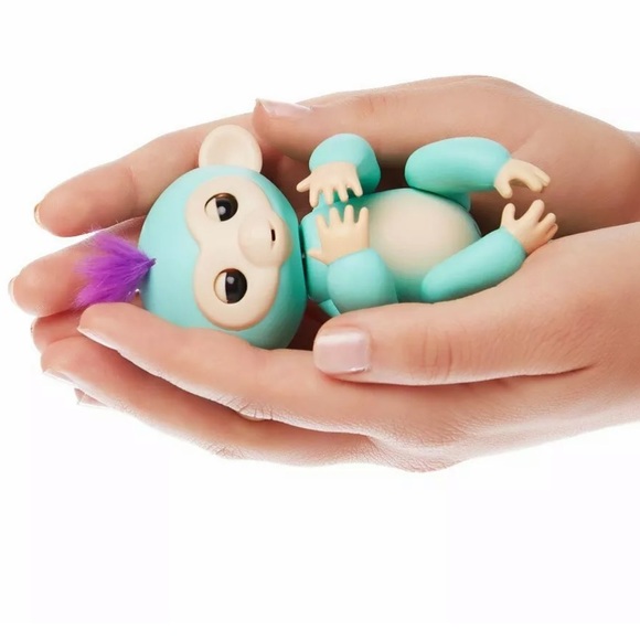 Fingerlings Zoe baby monkey 40 ways to play 5+ - Picture 3 of 6